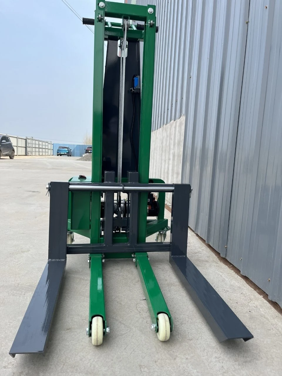 Portable Compact Forklift With Movable Fork factory